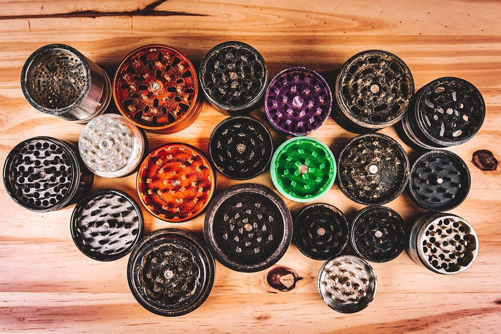 How to Use a Dry Herb Grinder: Guide for beginners - Planet Of The Vapes